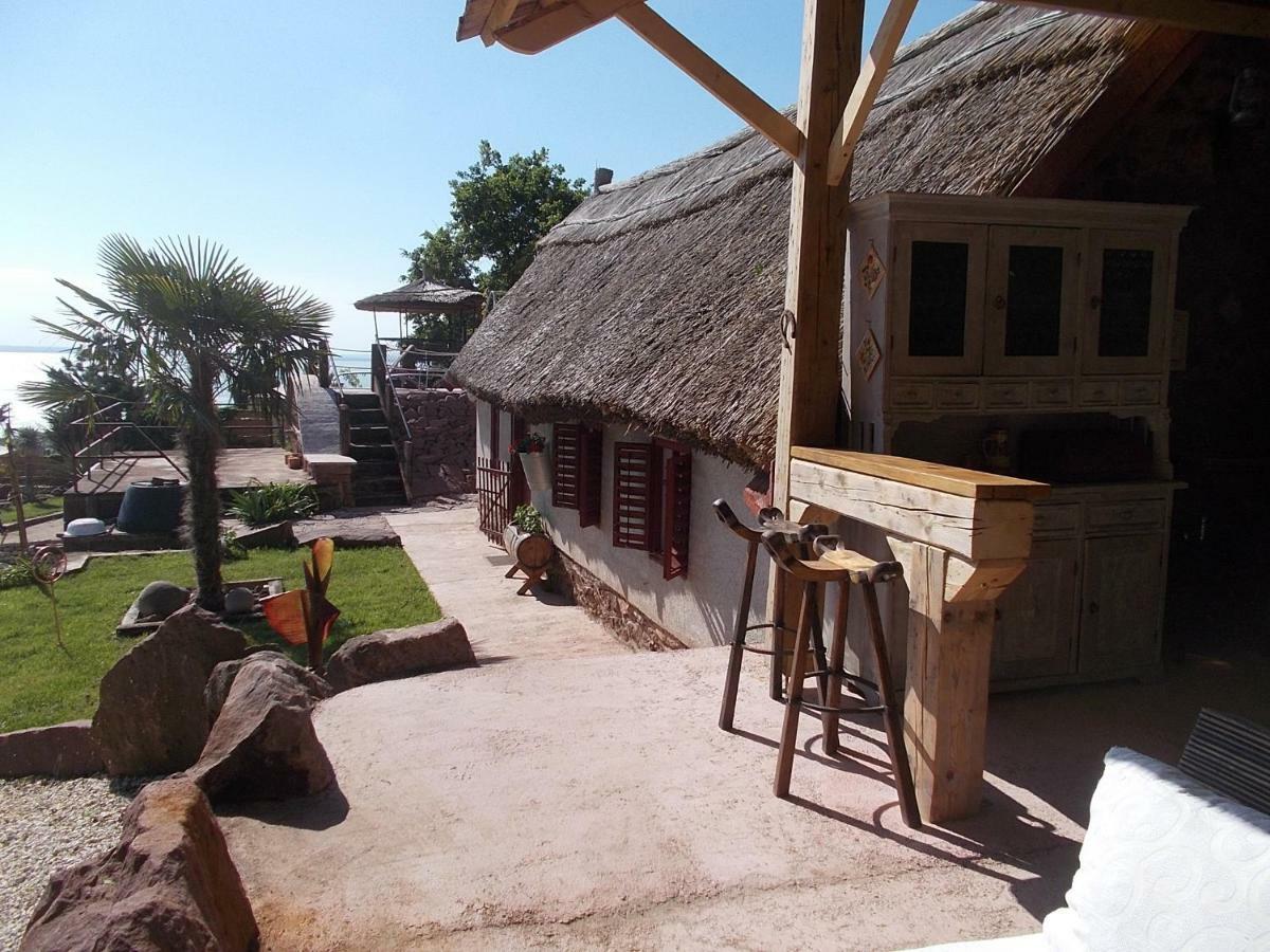 Villa 200 Eves Vendeghaz Balatonalmádi Exterior foto